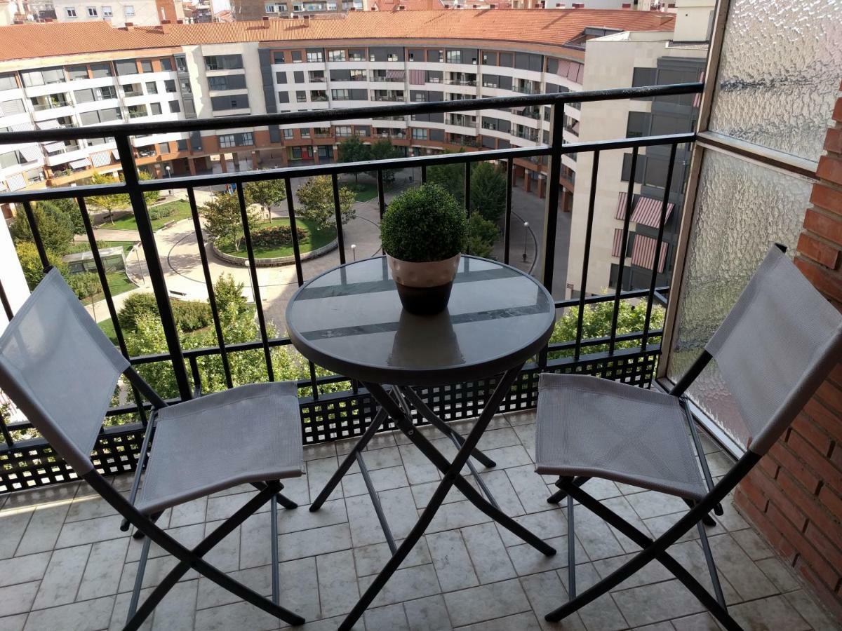 Manzanera, Junto Ayuntamiento Y Riojaforum Logroño Exterior foto